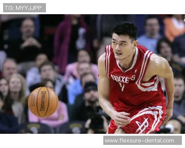 姚明荣登颁奖舞台展现风采引领篮球新风尚